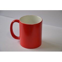 Czerwony Kubek zmieniający kolor pod wpływem ciepła 